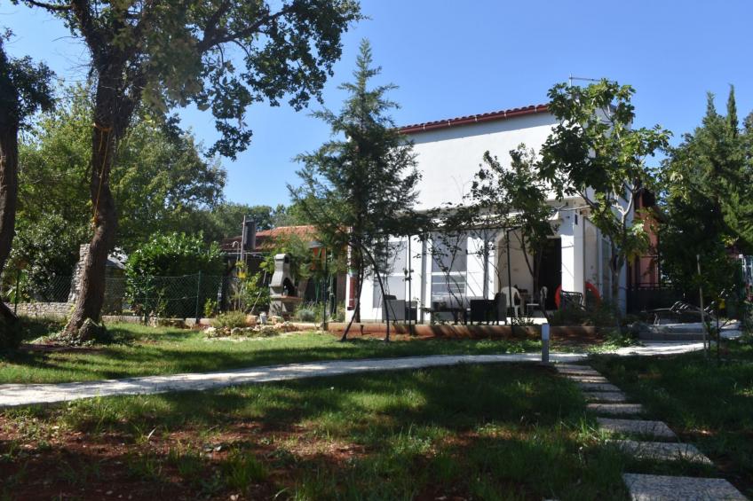 in Pavićini mit Grill, Terrasse und Garten