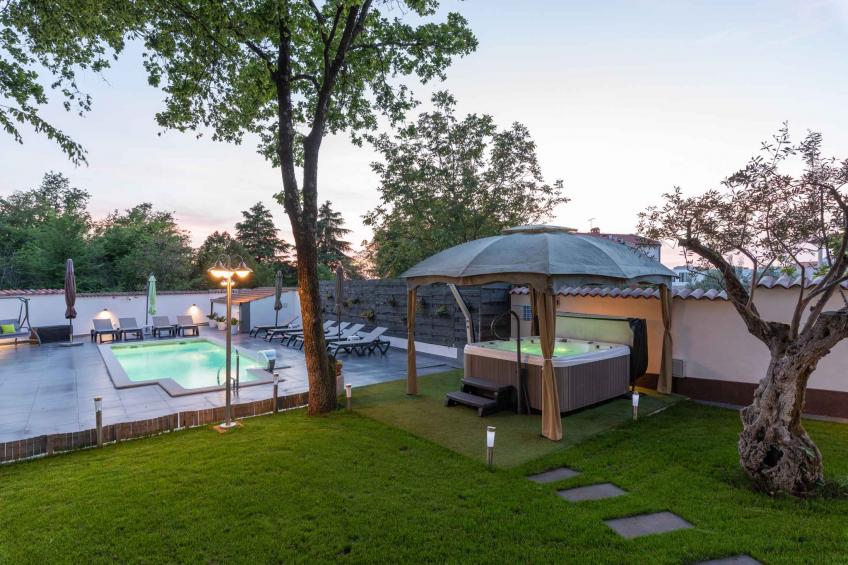 Vakantiehuis met een grote tuin en zwembad - BF-XW4P5
