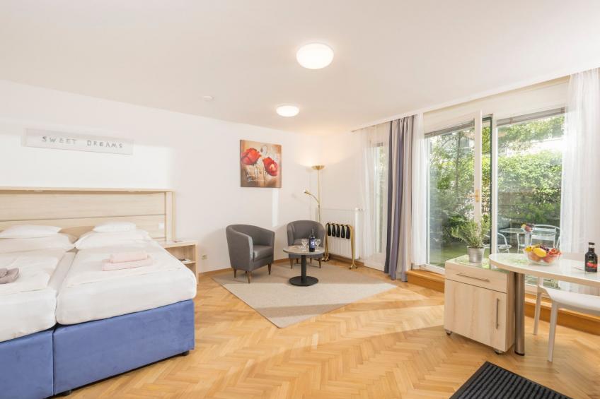 Appartment mit kleinem Garten und Terrasse