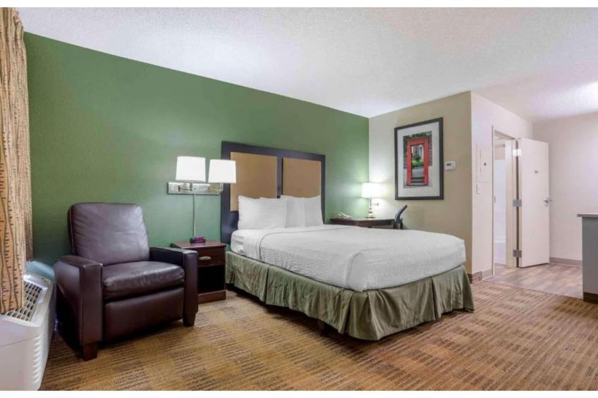 1 King Bed | Non-Smoking, Kitchen, Shower - foto 28