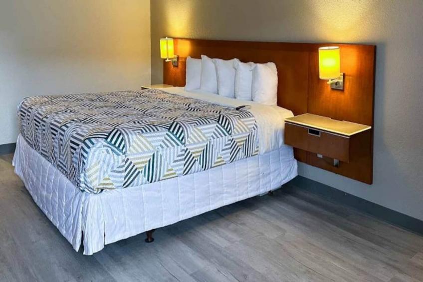 1 King Bed  Non-Smoking Micfridge - foto 7
