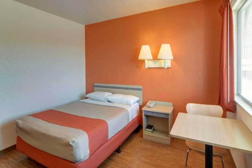 1 Full Bed  ADA/Tub/Micfridge