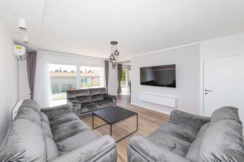 Expansive Retreat with Private Pool & BBQ, Near the Beach - Six Bedroom Villa - foto 2