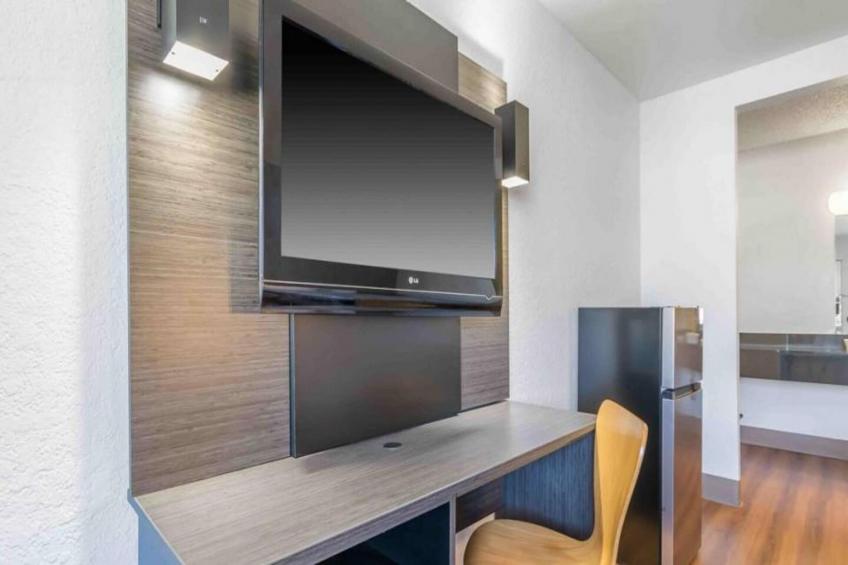 1 Full Bed  Non-Smoking Kitchen - foto 27