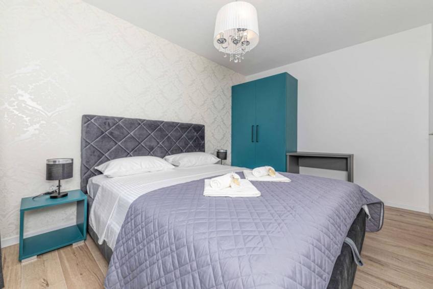 Expansive Retreat with Private Pool & BBQ, Near the Beach - Six Bedroom Villa - foto 13