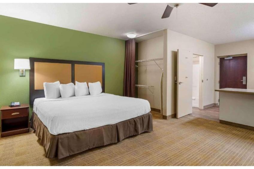 1 King Bed | Non-Smoking, Kitchen, Shower - foto 27