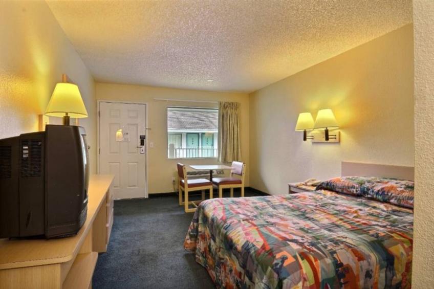 1 Queen Bed  Micfridge Non-Smoking - foto 23
