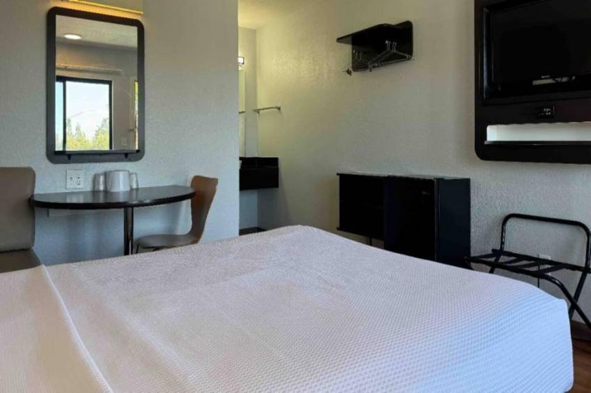 1 Full Bed  ADA/Tub/Mini Fridge - foto 4