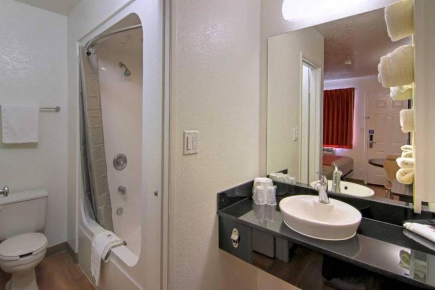 1 Queen Bed  Micfridge - foto 6