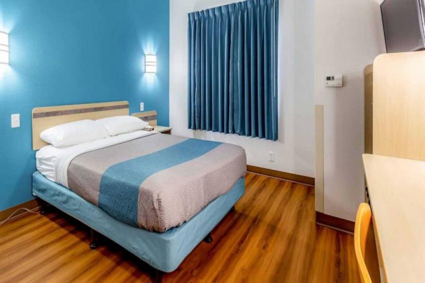 1 King Bed  Non-Smoking Micfridge
