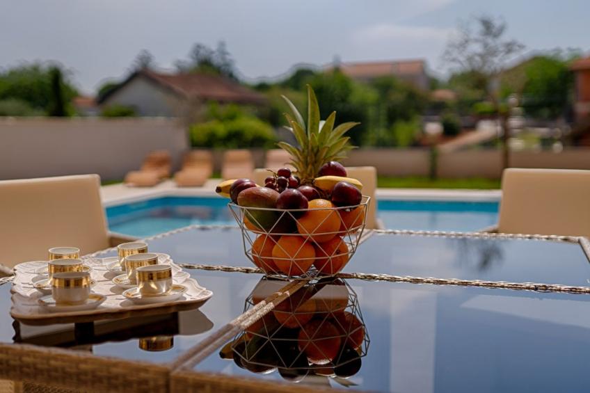 Haus in Pinezići mit privatem Pool - foto 16