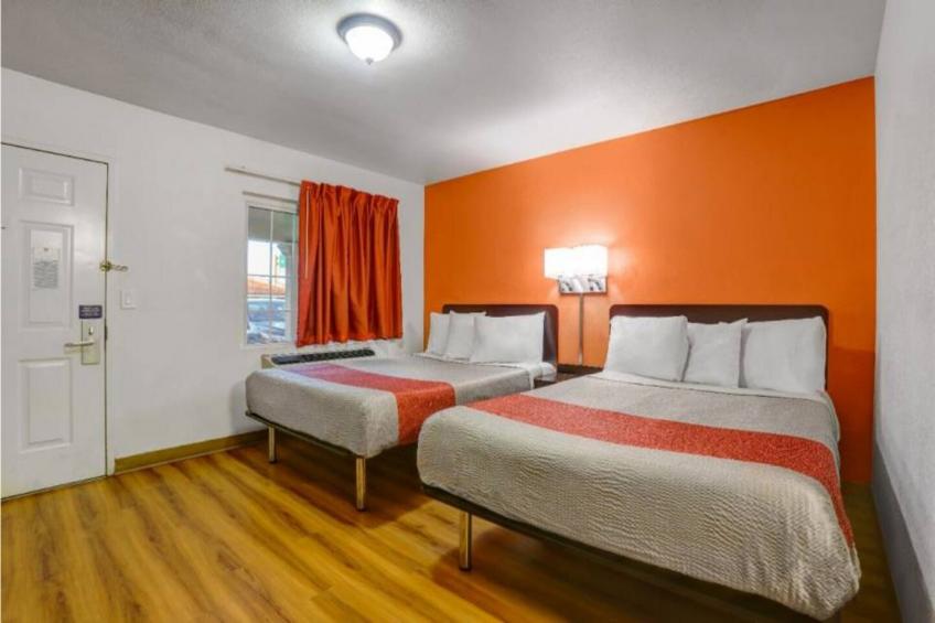 2 Full Beds  Non-Smoking Micfridge - foto 10