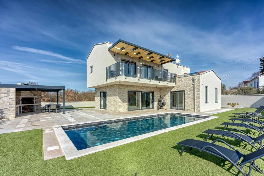 Villa with pool - BF-G4YC9