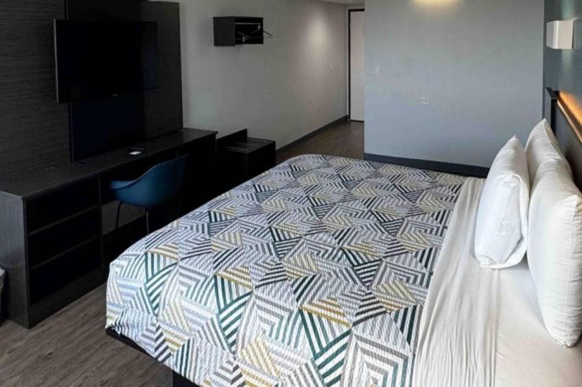 1 King Bed  Mobil Access Tub Nsmk Micfridg - foto 10