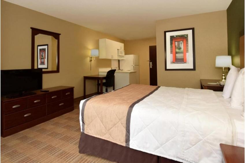 1 King Bed | Non-Smoking, Kitchen, Shower - foto 16