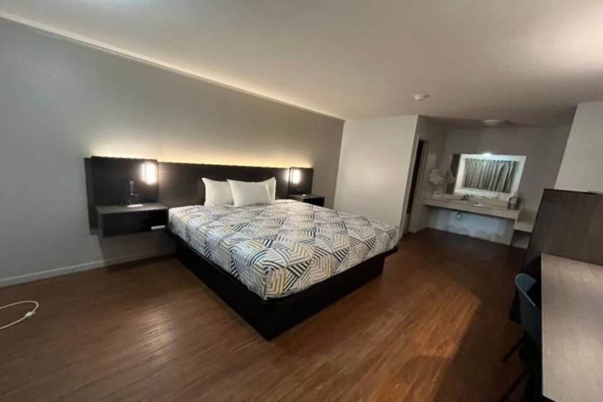 1 King Bed  Non-Smoking Micfridge - foto 21