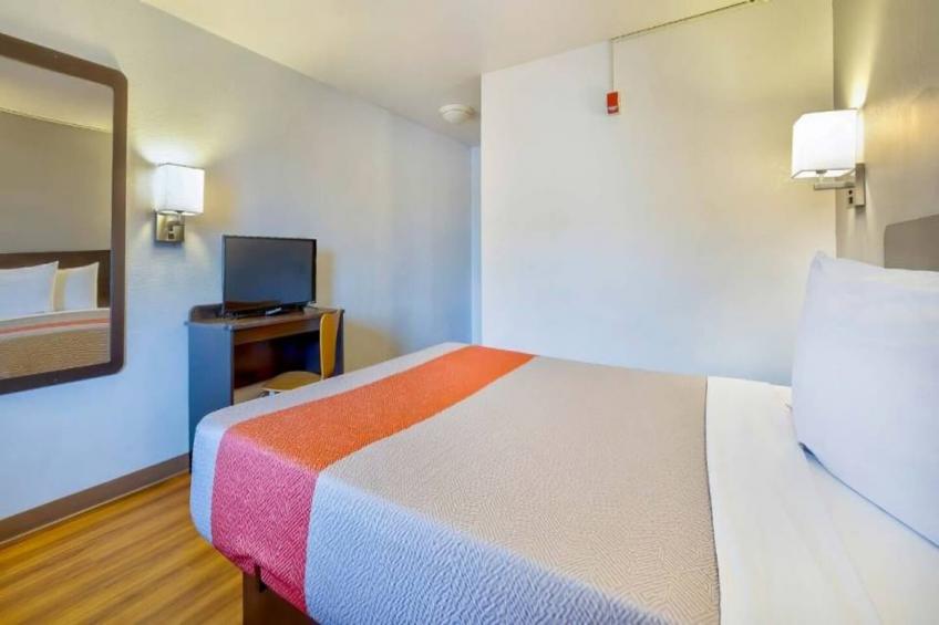 1 Queen Bed  ADA/RI Shower - foto 6