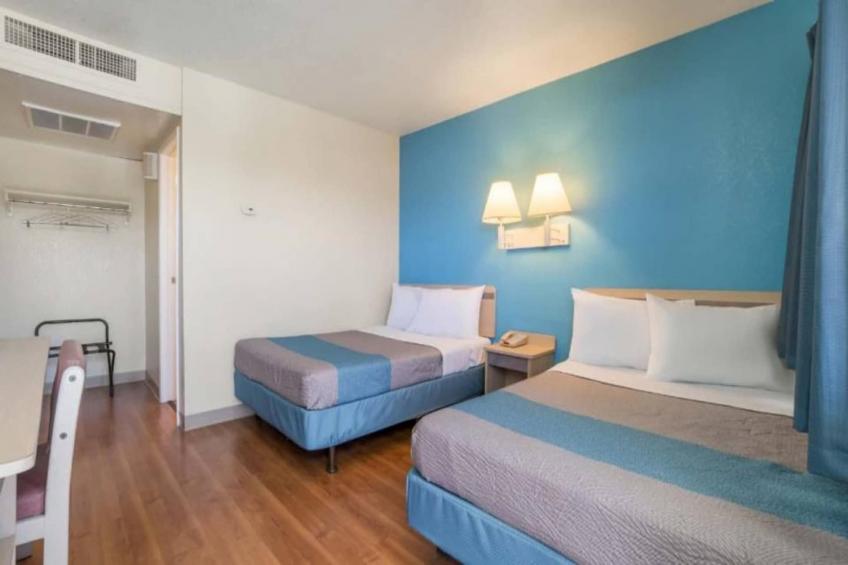 2 Full Beds  Non-Smoking Micfridge