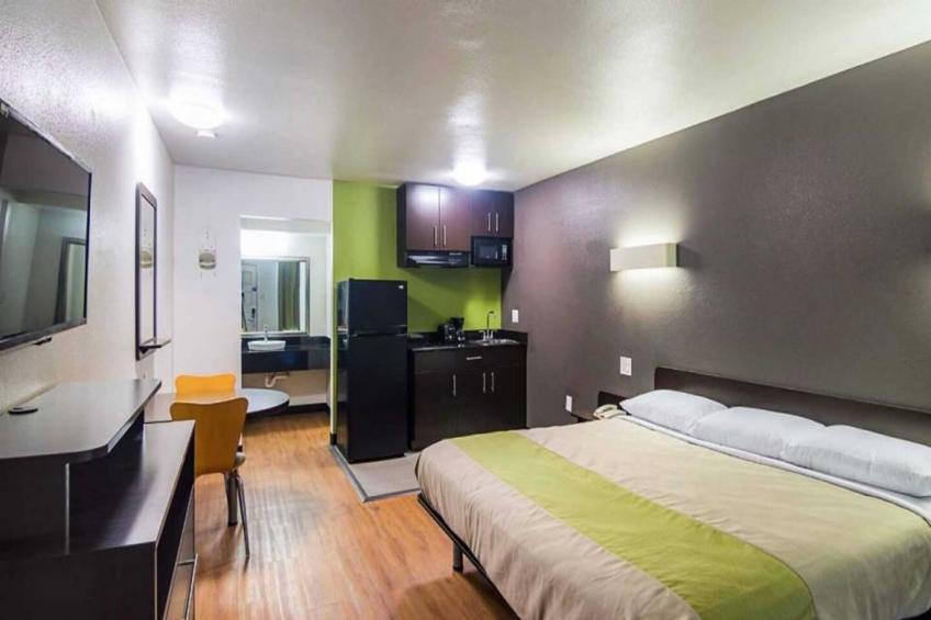 1 King Bed  Non-Smoking Kitchen - foto 19