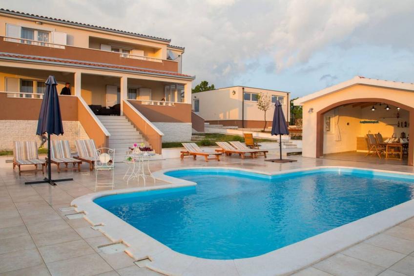 Peaceful Escape with Mountain Views, Heated Pool and Modern Amenities in Radošić - Four Bedroom Villa - foto 17