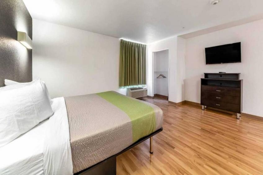 1 King Bed  Non-Smoking Kitchen - foto 11