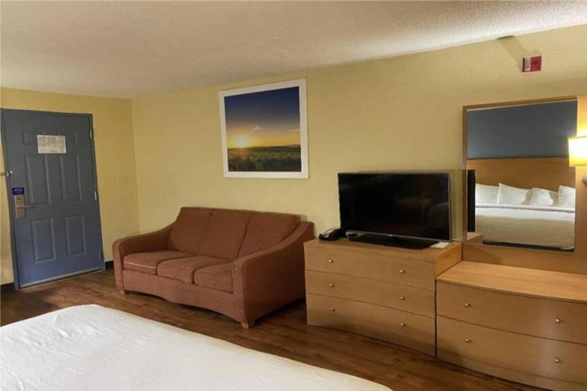 1 King Bed  Mobility Accessible RI Shower Nsmk - foto 6
