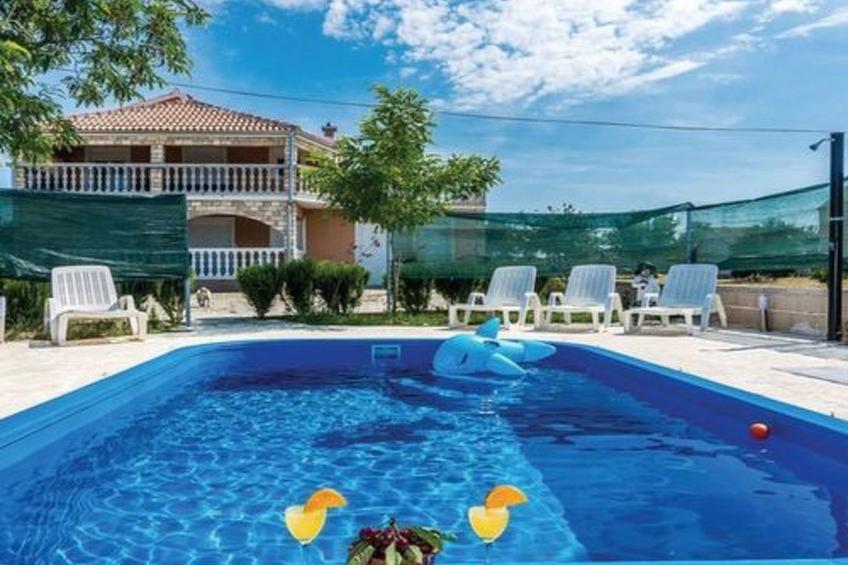 Laura mit Pool - foto 3