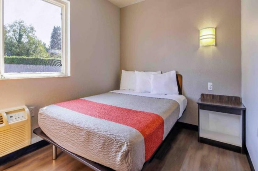 1 Queen Bed  Non-Smoking - foto 13