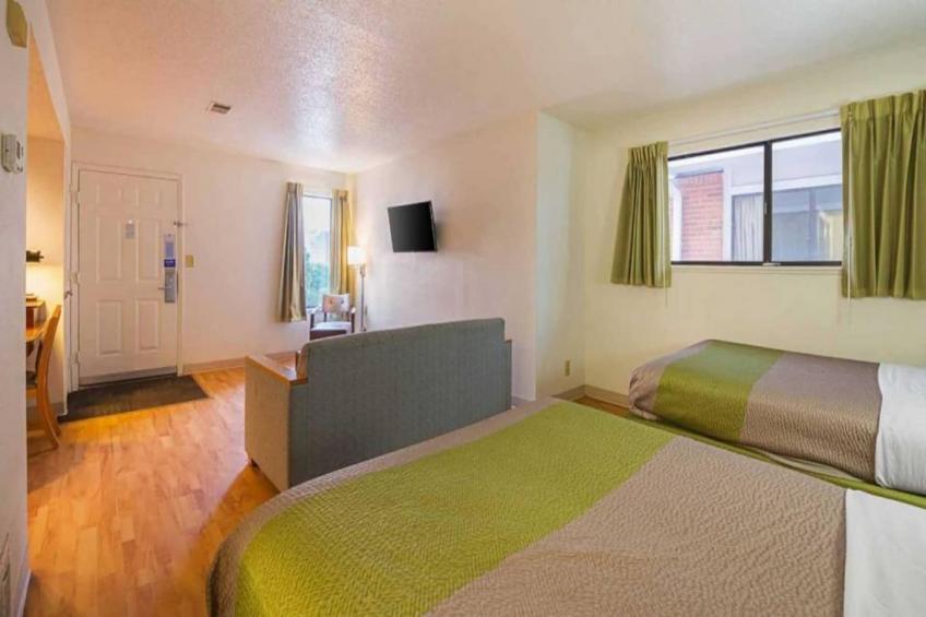 2 Queen Beds  Suite Smoking - foto 14