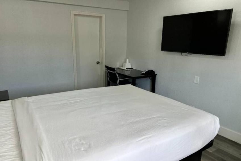 1 Queen Bed  Non-Smoking Micfridge - foto 24