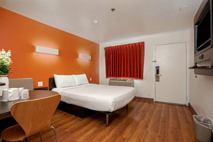 1 Queen Bed  Premium Mini Fridge - foto 9