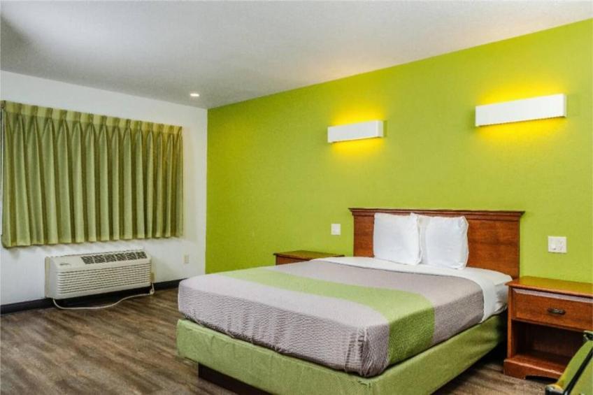 1 King Bed  Non-Smoking Kitchen - foto 17