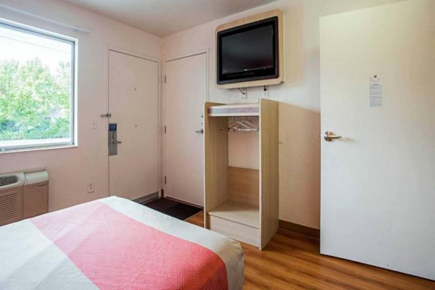 1 Full Bed  ADA/Tub - foto 12
