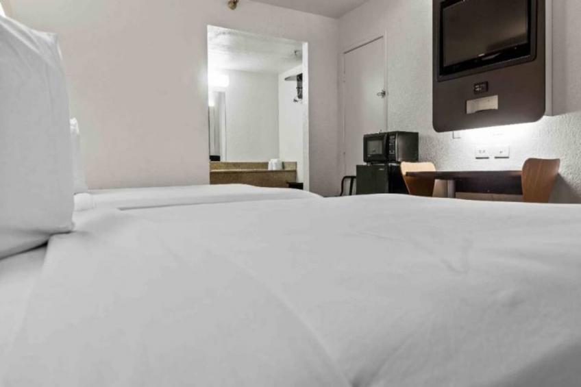 1 Queen Bed  ADA/RI Shower/Micfridge - foto 14