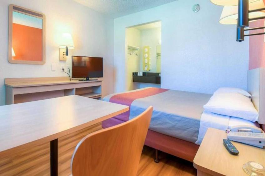 1 Queen Bed  Micfridge - foto 10