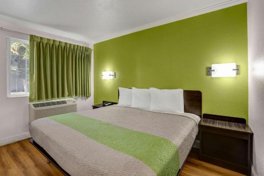1 Queen Bed  Non-Smoking Micfridge