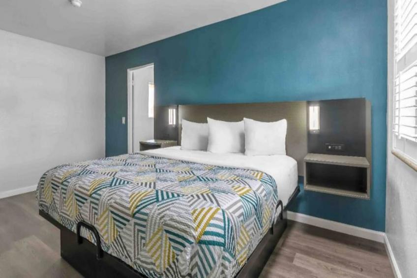 1 King Bed  Non-Smoking Micfridge - foto 6