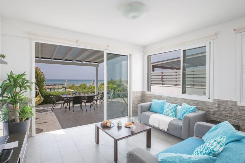 Moderne, geräumige Villa am Strand mit Pool