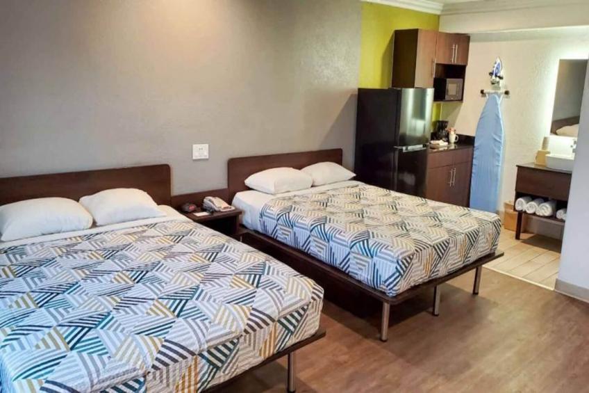 2 Queen Beds  Non-Smoking Kitchen - foto 9