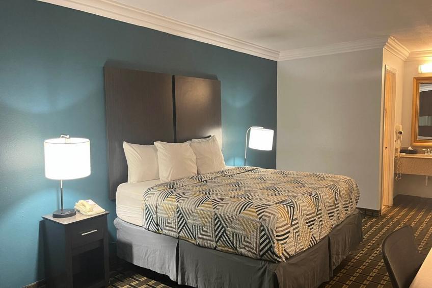 1 King Bed | Non-Smoking, Micfridge - foto 6