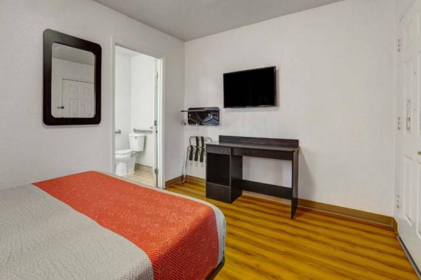 1 Queen Bed  Non-Smoking Micfridge - foto 8