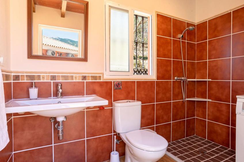 Familienhaus mit großzügigen Außenanlagen - foto 38