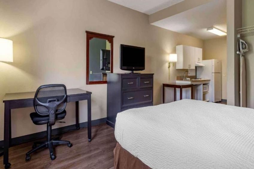 1 King Bed | Non-Smoking, Kitchen, Shower - foto 18