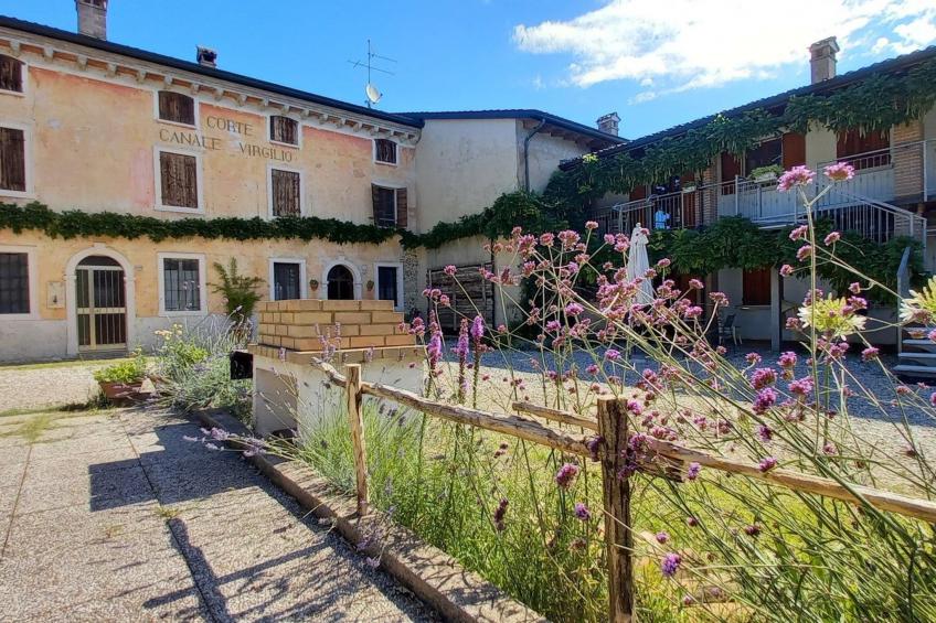 Das Landgut "Corte Canale Virgilio" mit Balkon