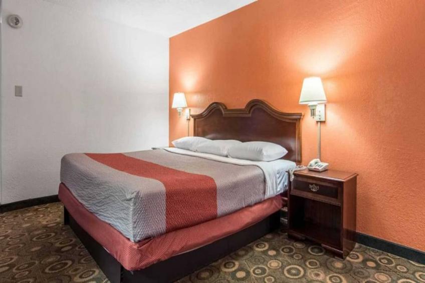 1 King Bed  Non-Smoking Micfridge - foto 2