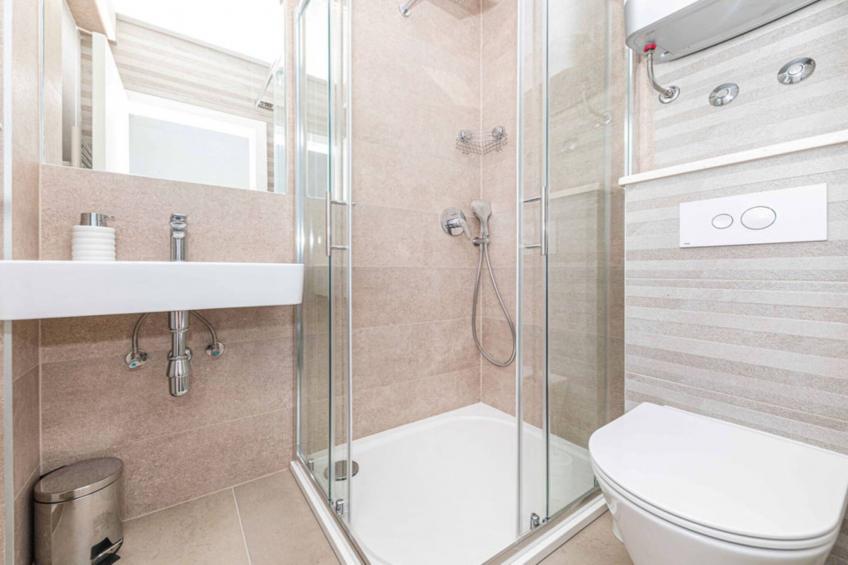 Expansive Retreat with Private Pool & BBQ, Near the Beach - Six Bedroom Villa - foto 23