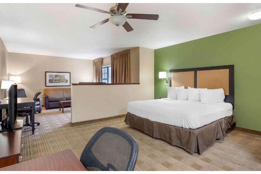 1 King Bed | Non-Smoking, Kitchen, Shower - foto 37