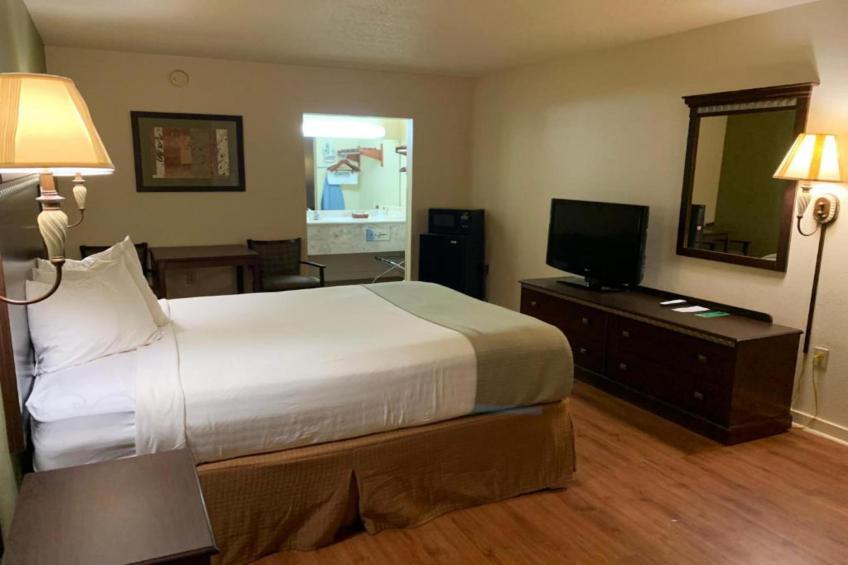 1 Queen Bed  Non-Smoking Micfridge - foto 10
