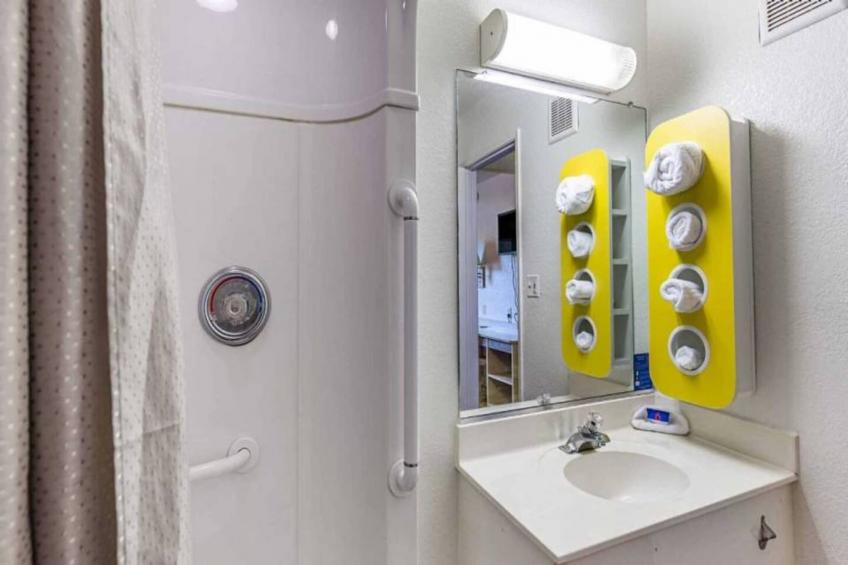 1 Queen Bed  ADA/RI Shower Non-Smoking\ Micfridge - foto 8