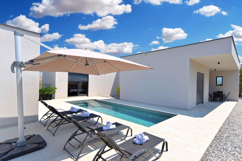 Villa with swimming pool and sauna - BF-KHYR2